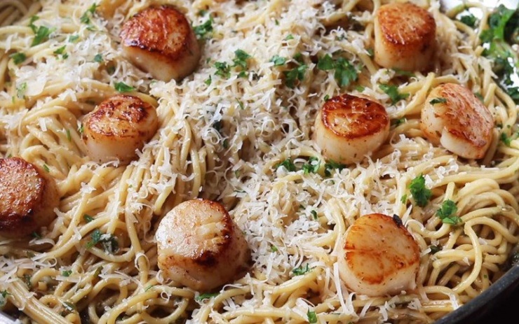 Sợi mì được luộc đúng thời gian giúp sợi mì dai ngon vừa phải, không bị cứng hay bở nát. Sốt mì ý được hoà trộn với rượu cay nồng, chút muối, chút cốt chanh và bơ mặn và phô mai béo ngậy. Chưa hết, món mì ý thơm ngon khi kết hợp cùng sò điệp áp chảo săn thịt, dai ngon vừa phải. Tất cả hoà quyện vào nhau tạo nên một món ăn tuyệt vời, rất đáng để cho bạn thử một lần.