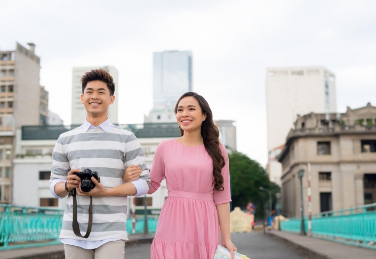 Du khách check-in vẻ đẹp TP.HCM nhìn từ Cầu Mống. Ảnh: Makidotvn.