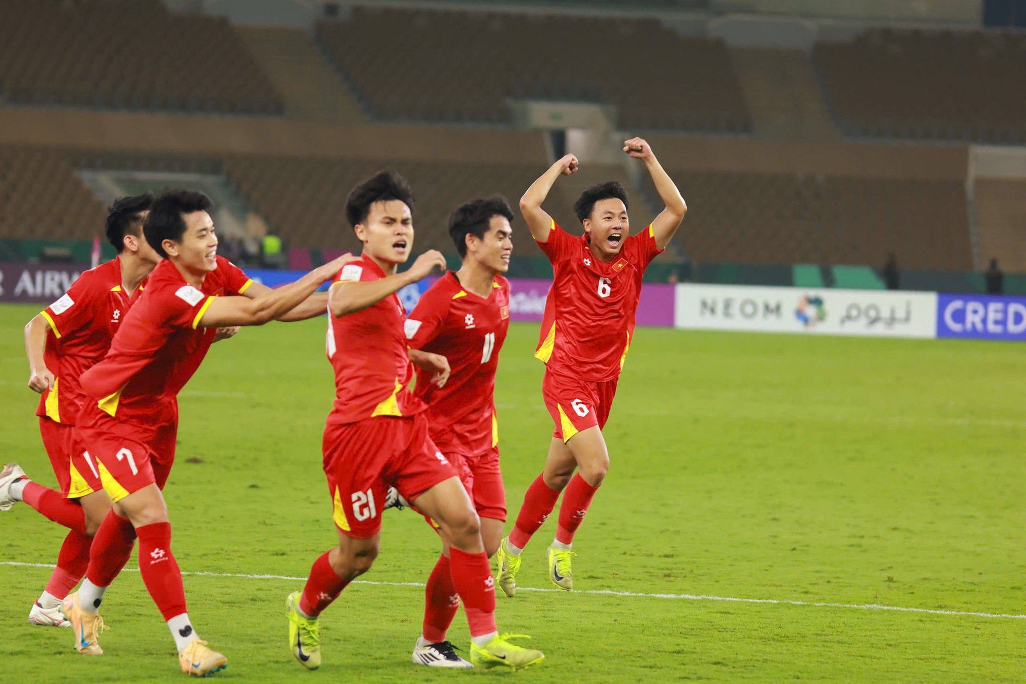 Dư âm trận thắng đội tuyển Trung Quốc đúng mùng 1 ở Mỹ Đình dội về, U.23 Việt Nam cố lên!
- Ảnh 3.