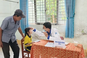 Bác sĩ Bệnh viện Nhi Đồng 1 khám bệnh, tặng quà cho hơn 500 em nhỏ tại Tây Ninh 