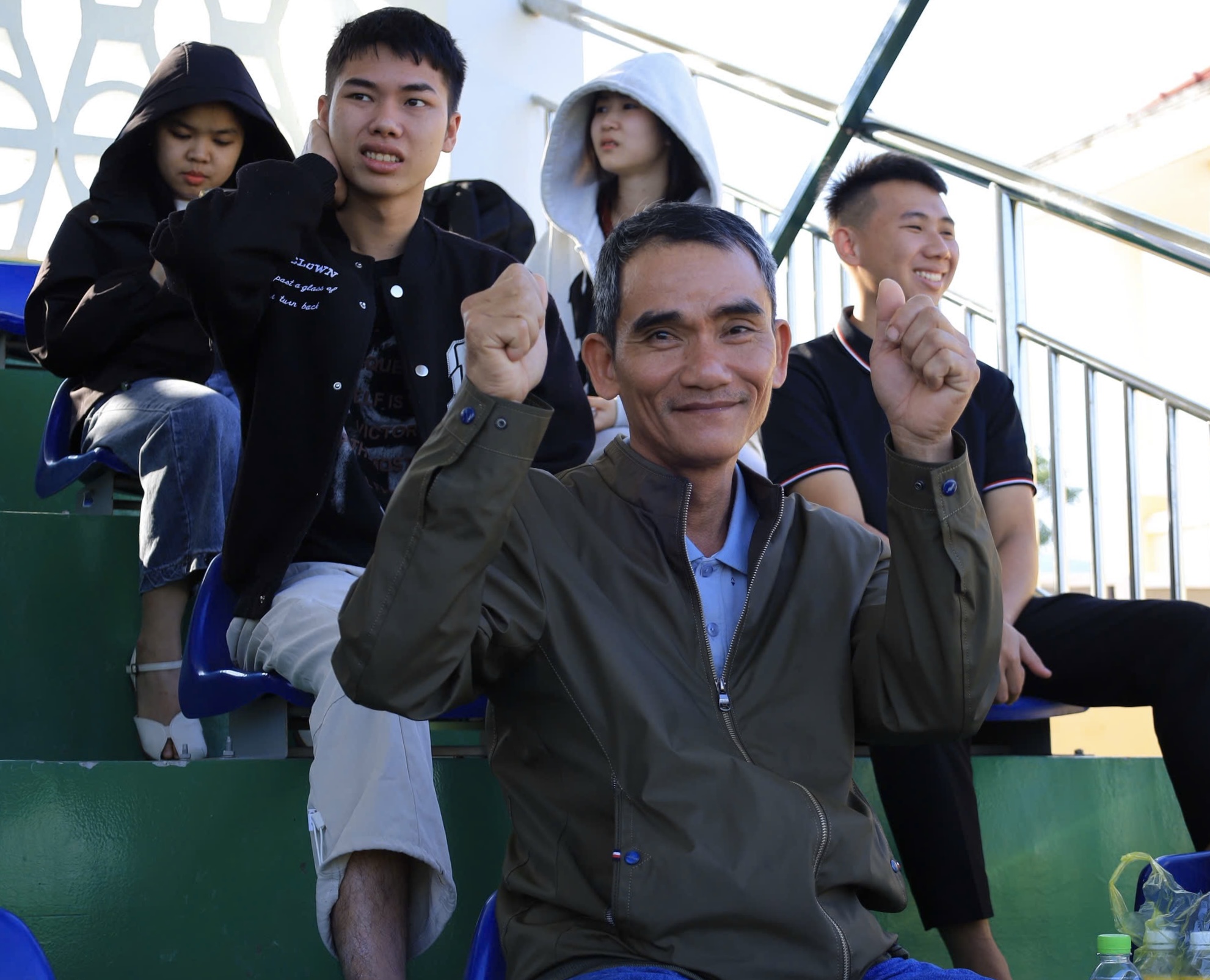 Cảm xúc chiến thắng vỡ òa trên sân Quân khu 5: Tình mẫu tử lay động sân cỏ- Ảnh 2.