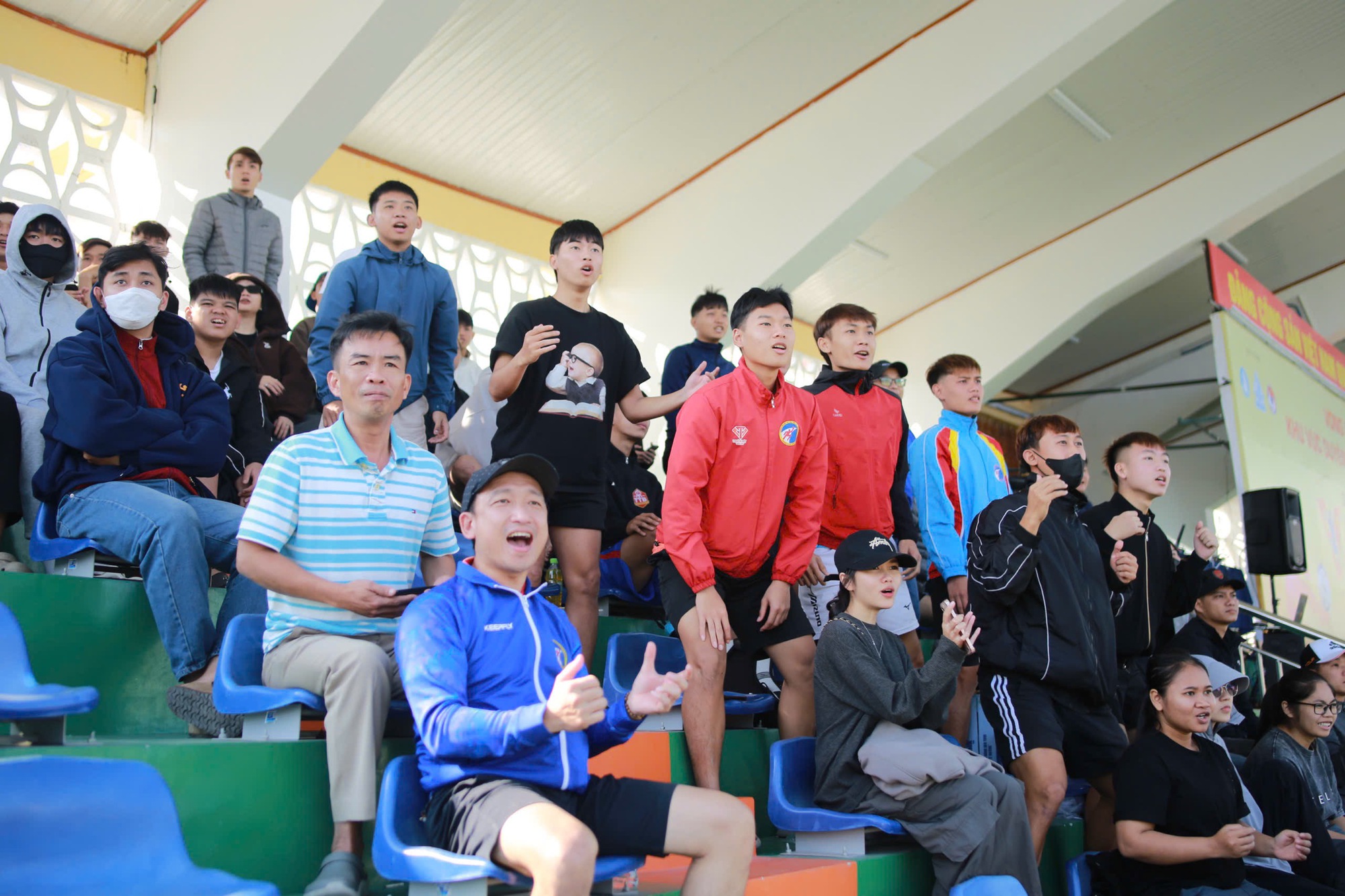 Cảm xúc chiến thắng vỡ òa trên sân Quân khu 5: Tình mẫu tử lay động sân cỏ- Ảnh 6.