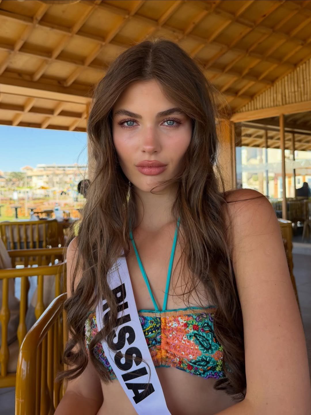 Đại diện Nga - Varvara Yakovenko mặc áo tắm, tận hưởng buổi chiều thư giãn bên bãi biển. Cô 18 tuổi, có gương mặt ngọt ngào. Cô đam mê tập yoga và Pilates, khiêu vũ, biểu diễn đàn hạc và luyện thanh. Người đẹp cũng thích các hoạt động kết nối với thiên nhiên qua những chuyến đi bộ dài. Cô thông thạo tiếng Nga, tiếng Anh và tiếng Ukraine.