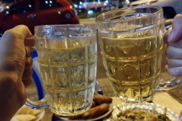 Uống bia ít say hơn uống rượu?