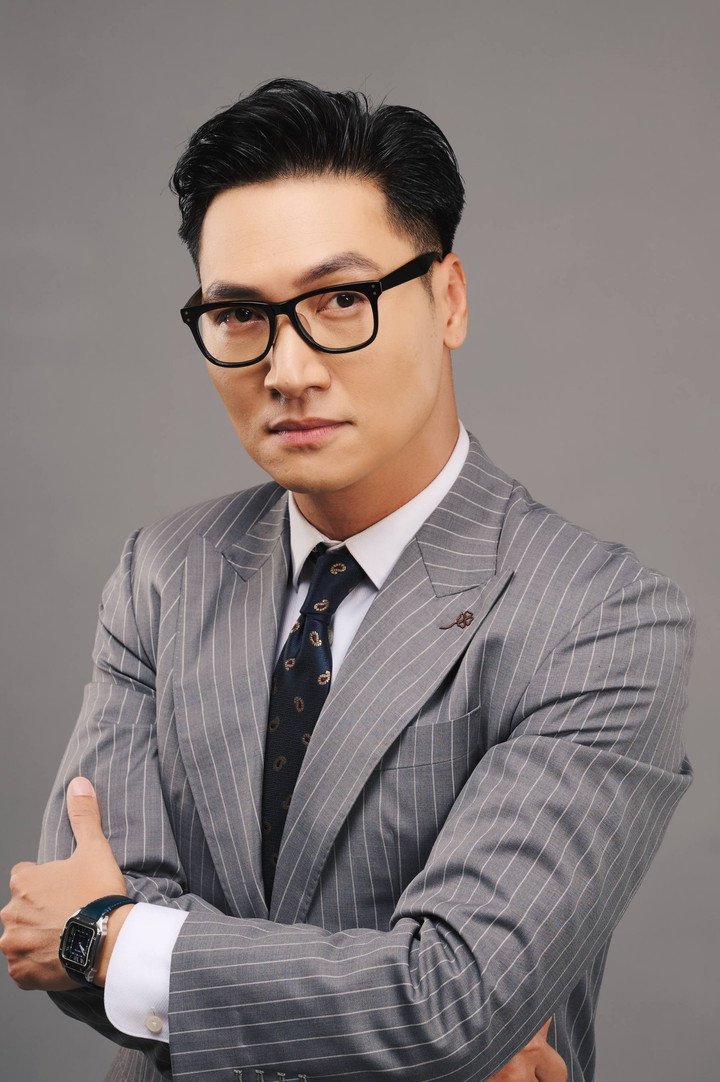 Mạnh Trường trong vai Triển - Chánh Văn phòng UBND tỉnh Việt Đông trong "Lằn ranh" gây sốt.