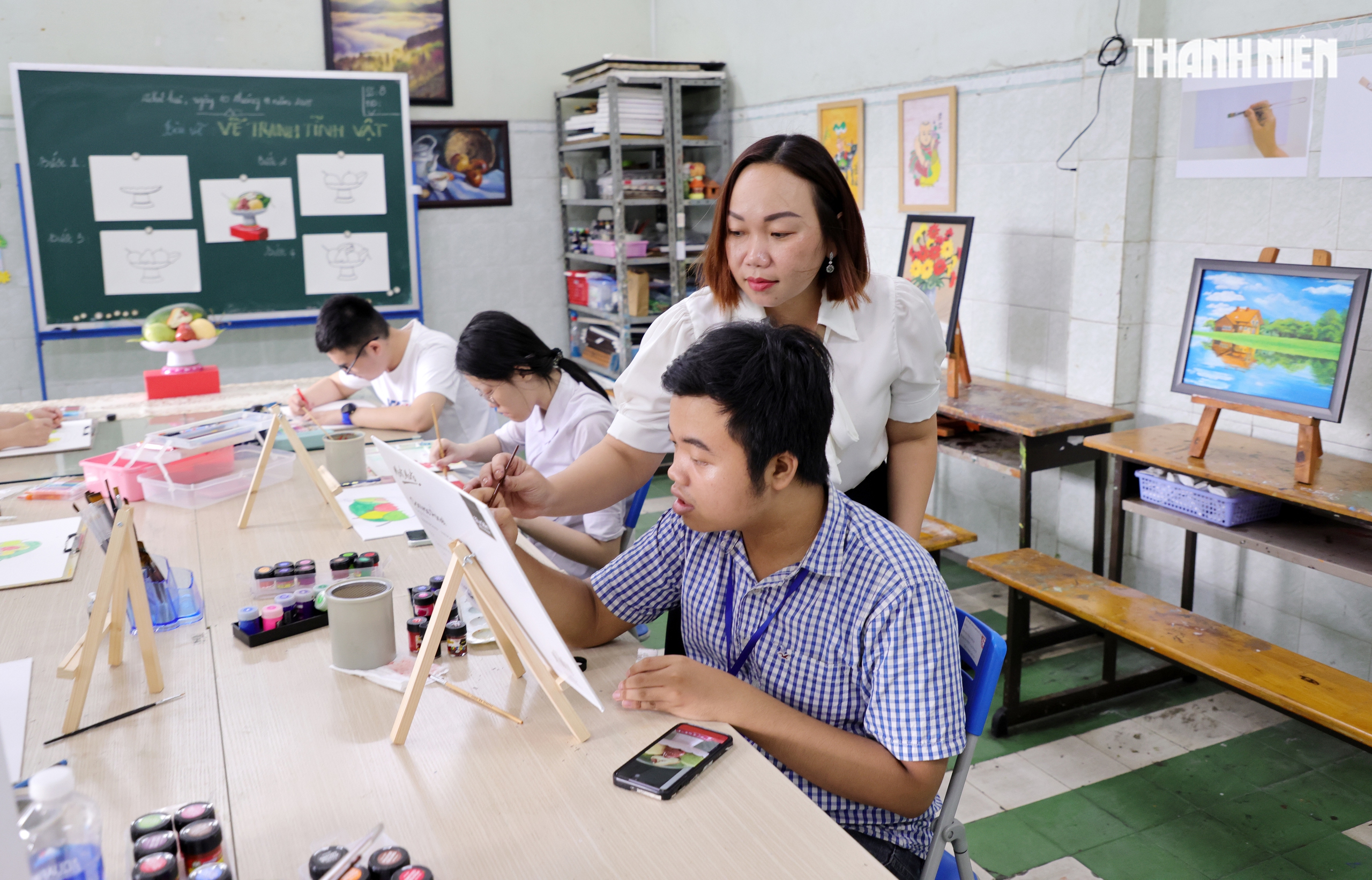 Lớp vẽ '3 trong 1' cho trẻ khuyết tật ở TP.HCM- Ảnh 2.