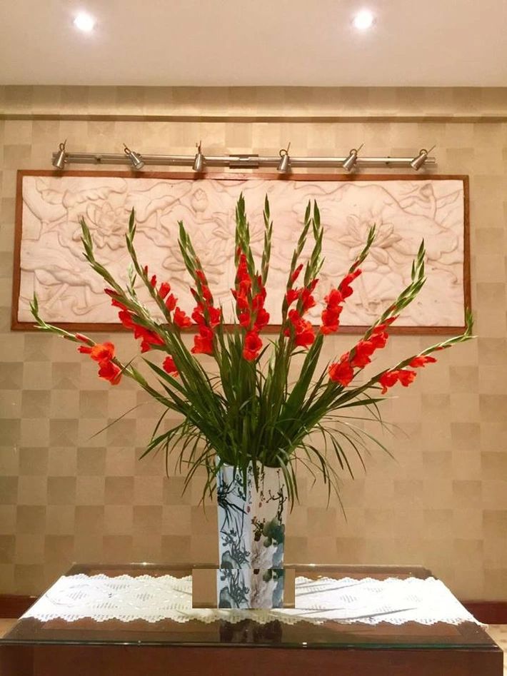 Mồng 1 tháng Chạp: 5 loại hoa dâng bàn thờ đúng lễ nghi, chuẩn phong thuỷ, bề trên ưng ý- Ảnh 2.