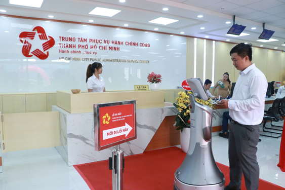 Lấy con người làm trung tâm - Ảnh 2.