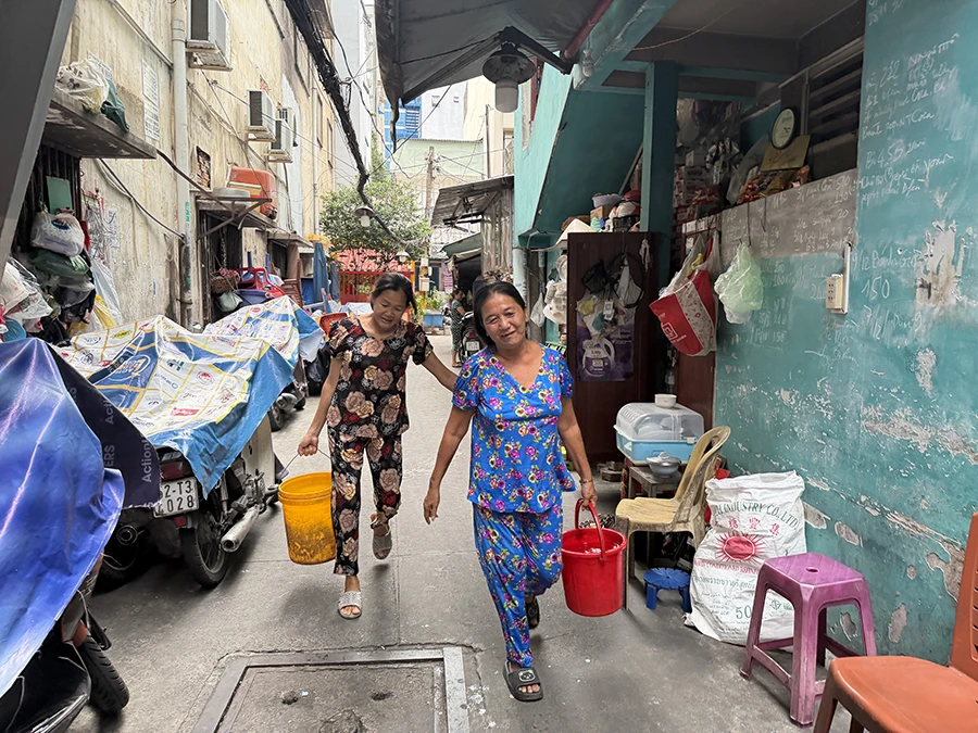 Nước sinh hoạt hằng ngày bà Bông phải đi mua, mang về từng xô.jpg