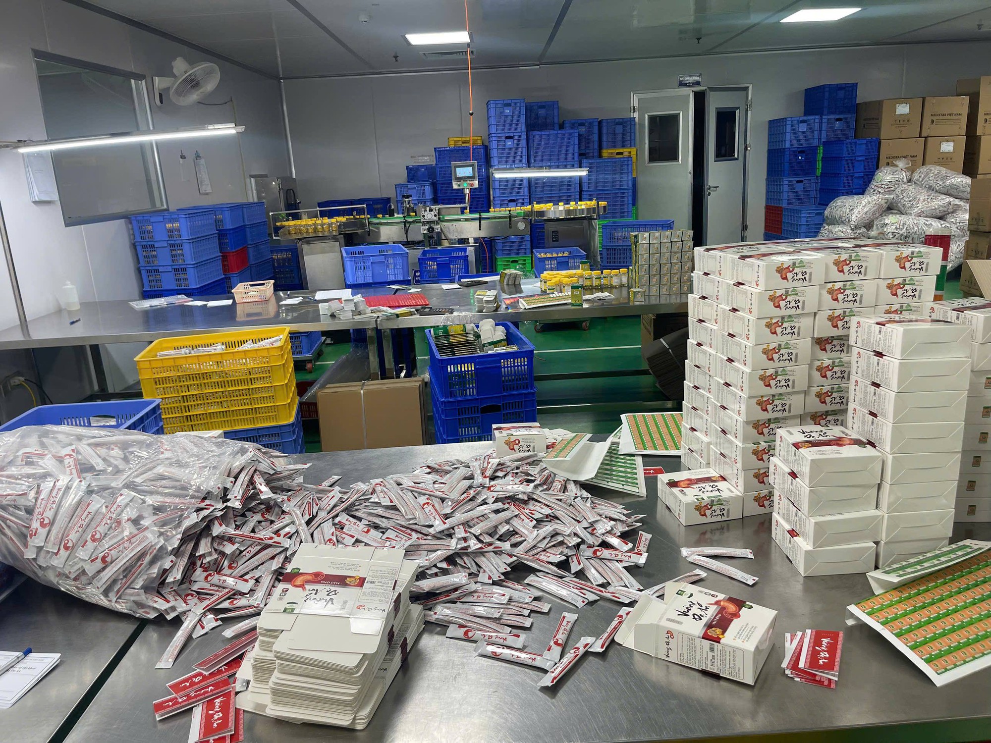 Phanh phui “đế chế” thực phẩm chức năng giả doanh thu 1.800 tỷ: Hàng trăm tấn collagen, vitamin tuồn ra thị trường suốt 13 năm- Ảnh 3.