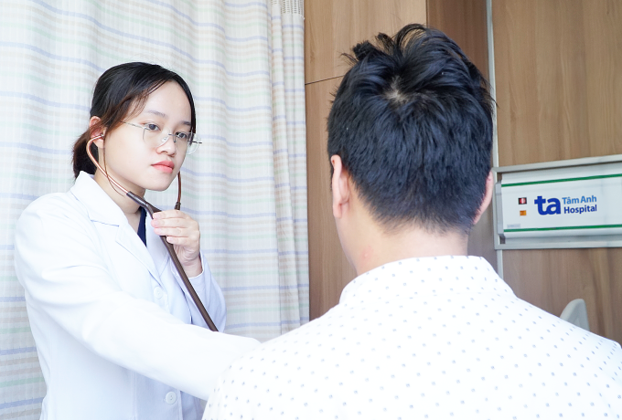 BS.CKI Dương Toả Ngọc Trâm khám cho anh Khánh trước khi xuất viện. Ảnh: Ngọc Châu