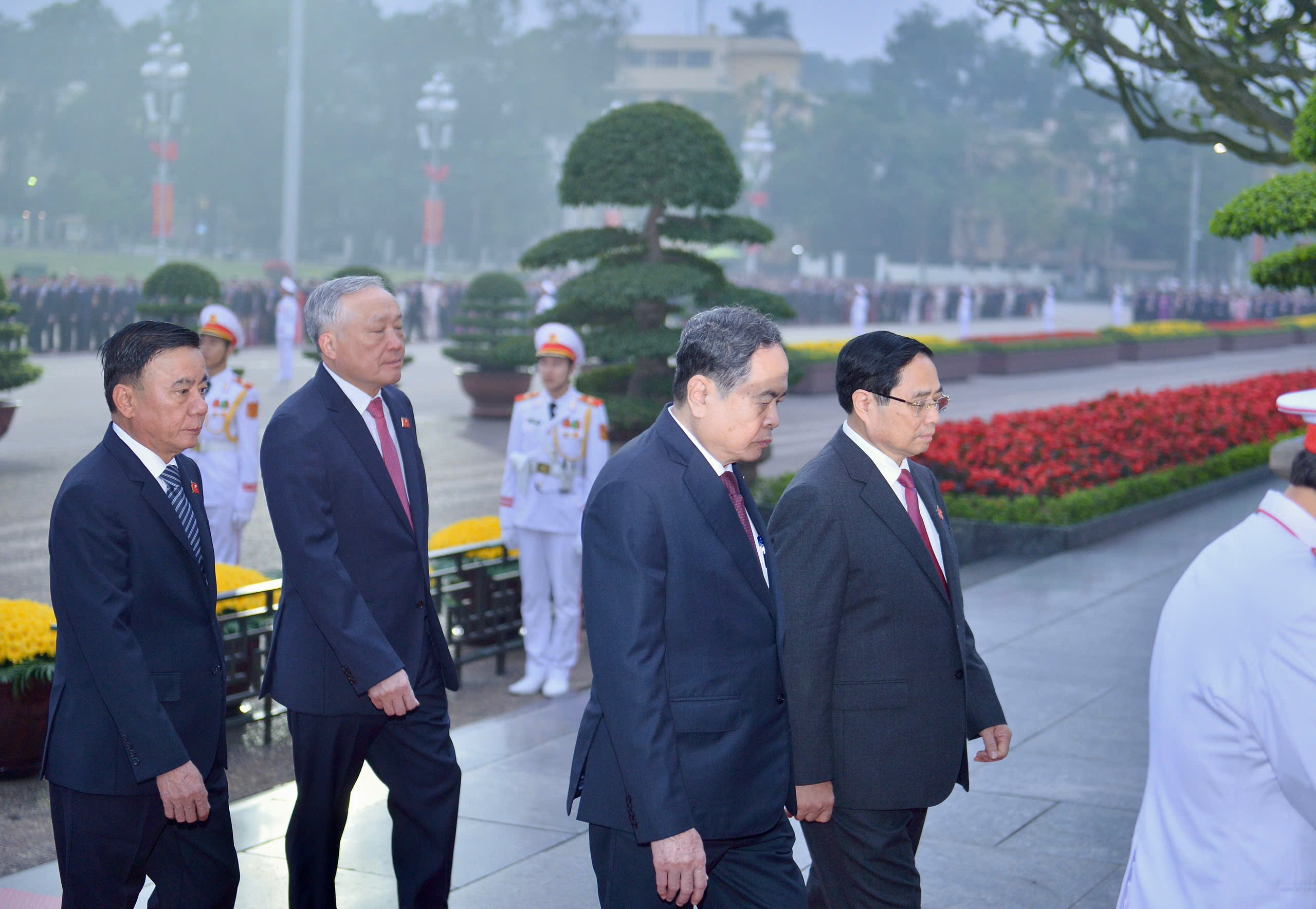 Tổng Bí thư Tô Lâm viếng Bác cùng đại biểu Đại hội XIV của Đảng - Ảnh 4.