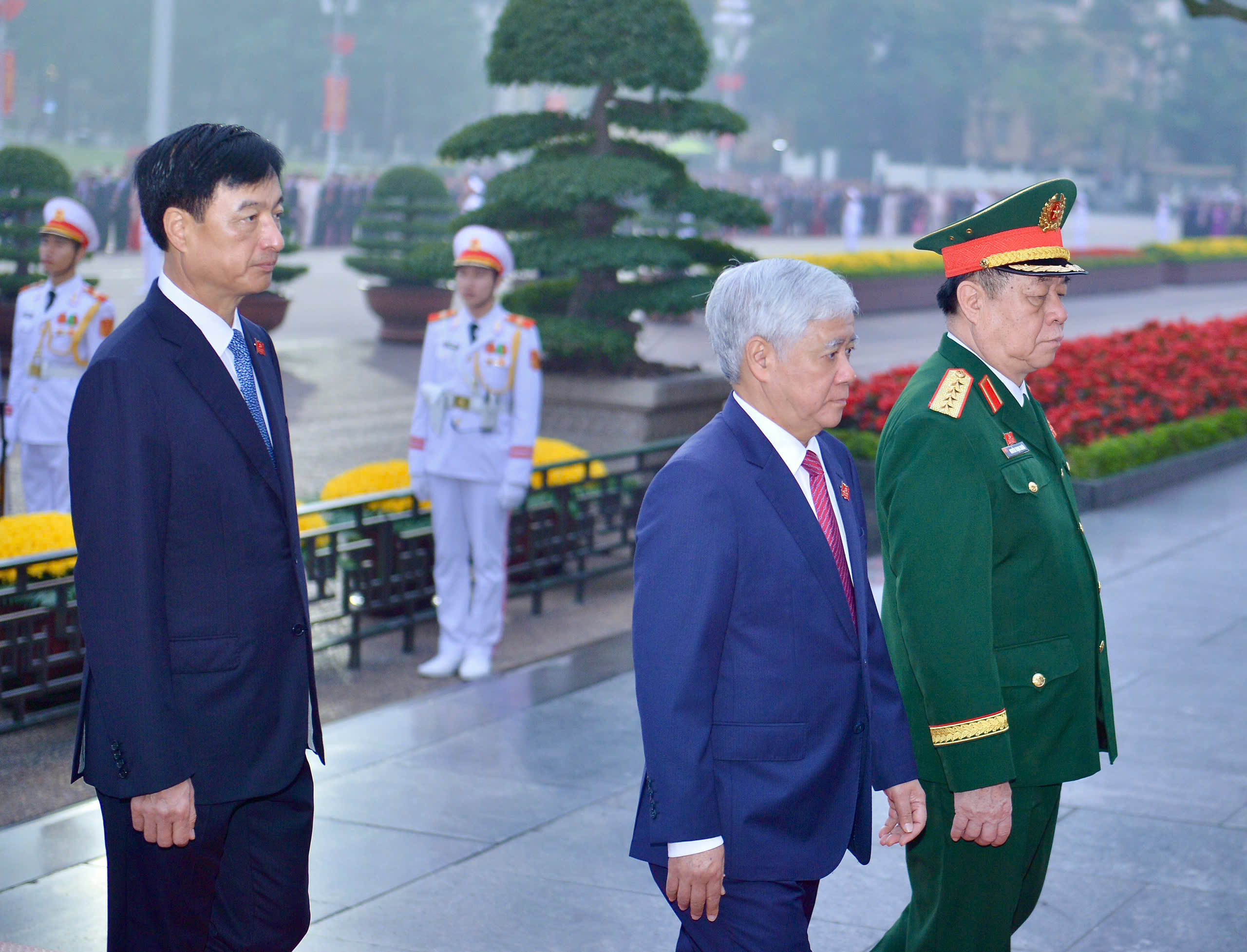 Tổng Bí thư Tô Lâm viếng Bác cùng đại biểu Đại hội XIV của Đảng - Ảnh 7.