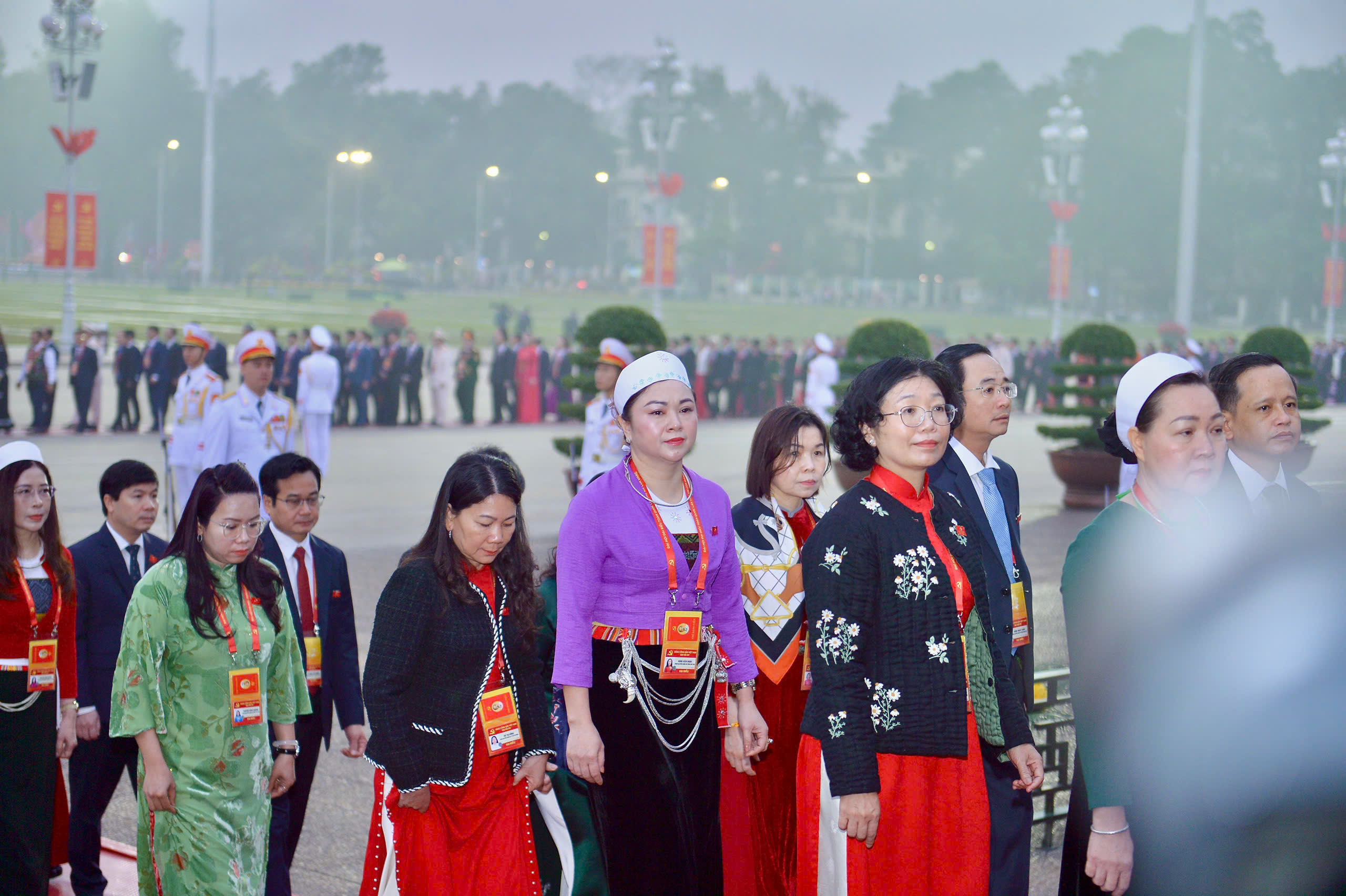 Tổng Bí thư Tô Lâm viếng Bác cùng đại biểu Đại hội XIV của Đảng - Ảnh 13.