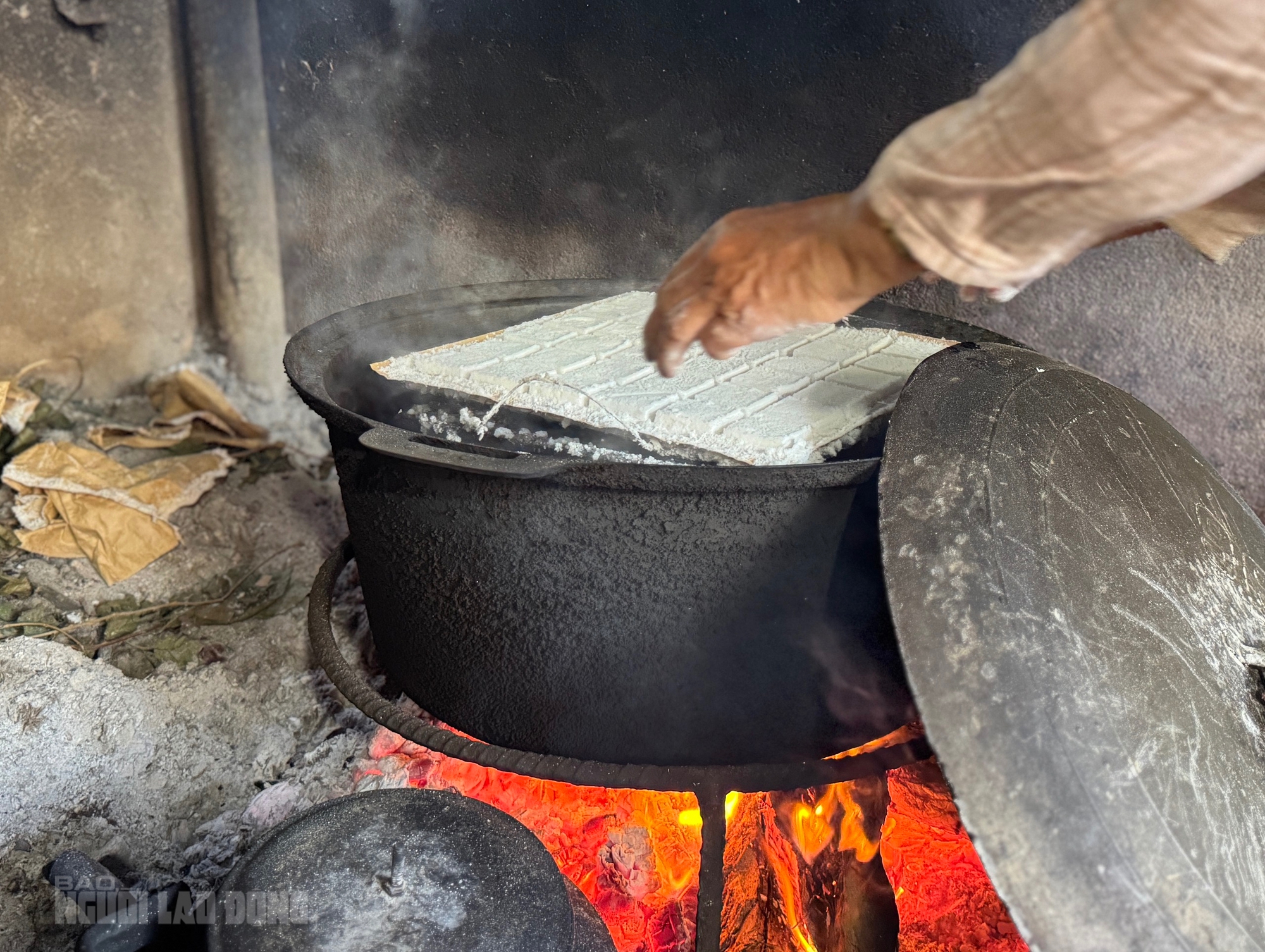 Giữ lửa bánh khô mè Quan Châu từ bàn tay người thợ già - Ảnh 2.
