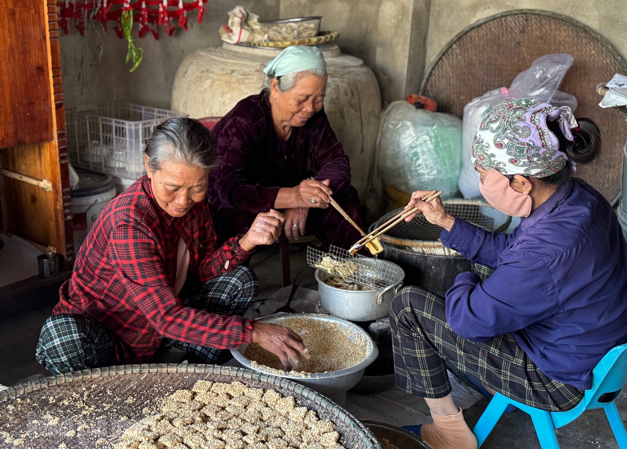 Giữ lửa bánh khô mè Quan Châu từ bàn tay người thợ già - Ảnh 5.