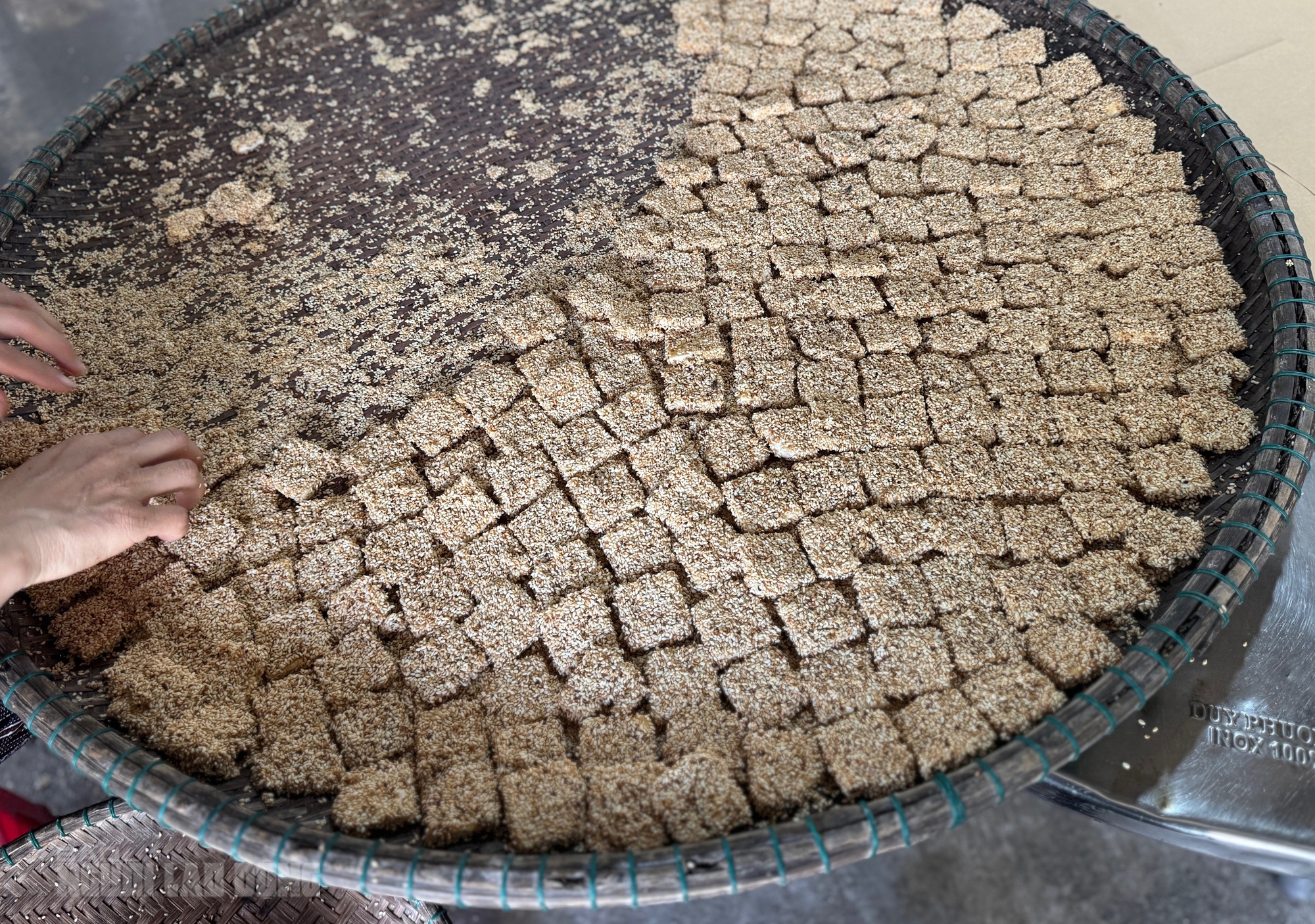 Giữ lửa bánh khô mè Quan Châu từ bàn tay người thợ già - Ảnh 6.