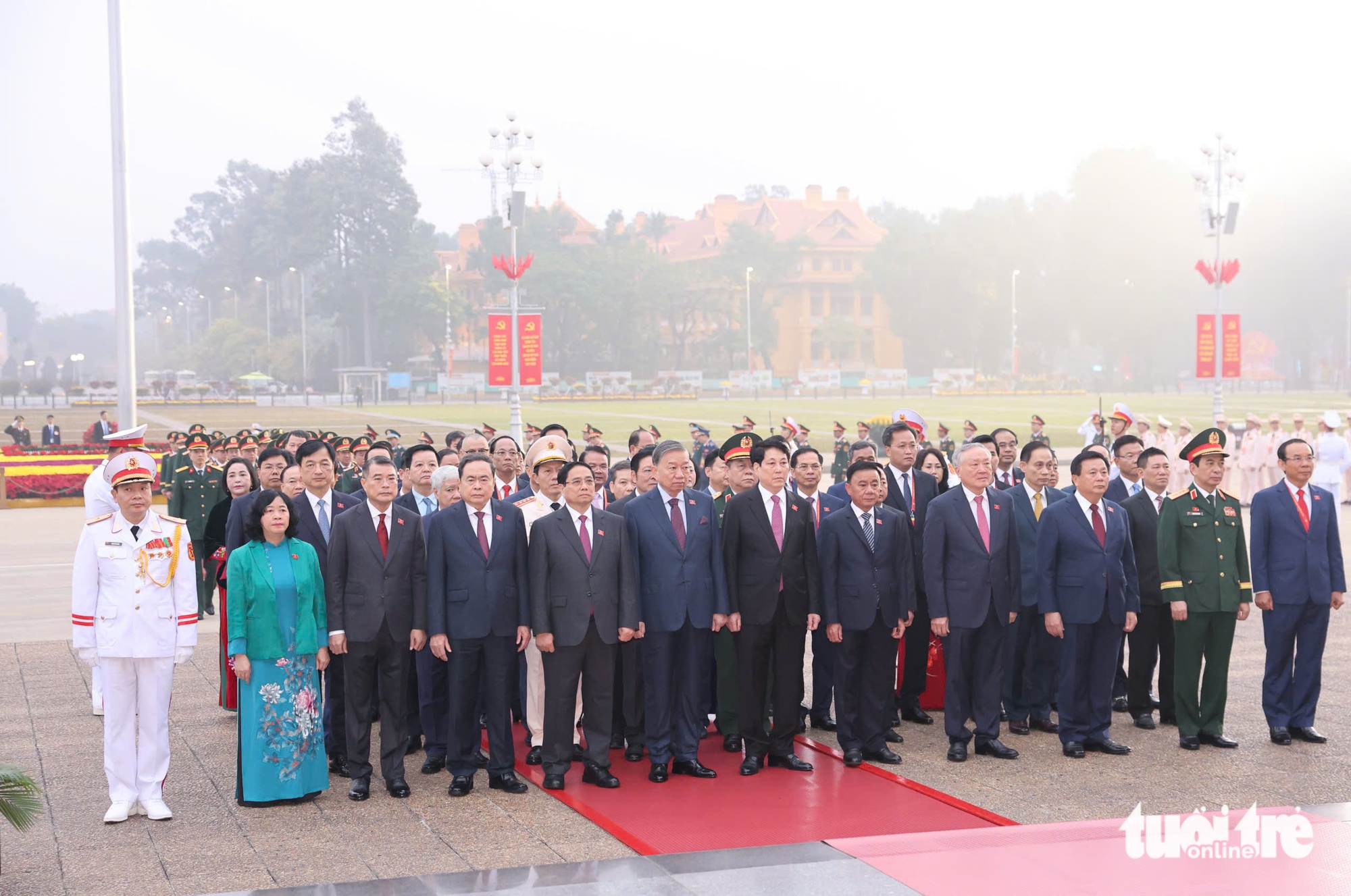 Lãnh đạo Đảng, Nhà nước, đại biểu dự Đại hội XIV của Đảng vào lăng viếng Chủ tịch Hồ Chí Minh - Ảnh 3.