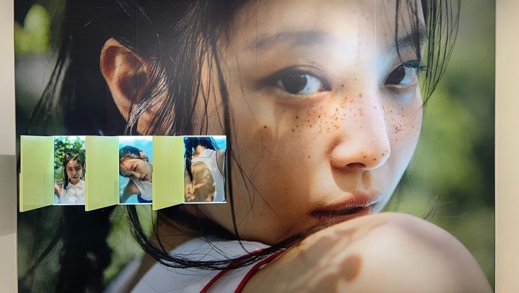 Theo Odd Atelier - công ty do ca sĩ thành lập, cô hợp tác nhiều nhiếp ảnh gia hàng đầu Hàn Quốc để cho ra đời "những lát cắt chân thật nhất của Jennie trong các khoảnh khắc không hề sắp đặt". Bên cạnh chủ đề tươi sáng, Jennie giới thiệu loạt ảnh trắng đen chụp cô bán khỏa thân. Ảnh: Korea JoongAng Daily