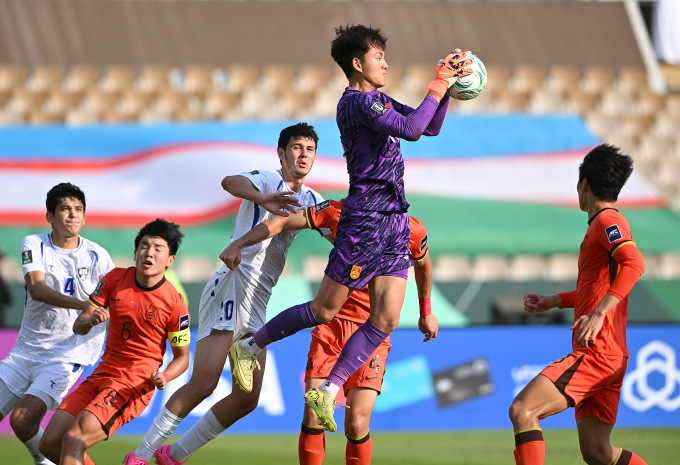 Thủ môn Li Hao (áo tím) là cầu thủ hay nhất trận Trung Quốc hòa Uzbekistan 0-0, trước khi thắng luân lưu 4-2 ở tứ kết U23 châu Á 2026, trên sân Prince Abdullah Al Faisal ở Jeddah, Arab Saudi ngày 17/1/2026. Ảnh: AFC