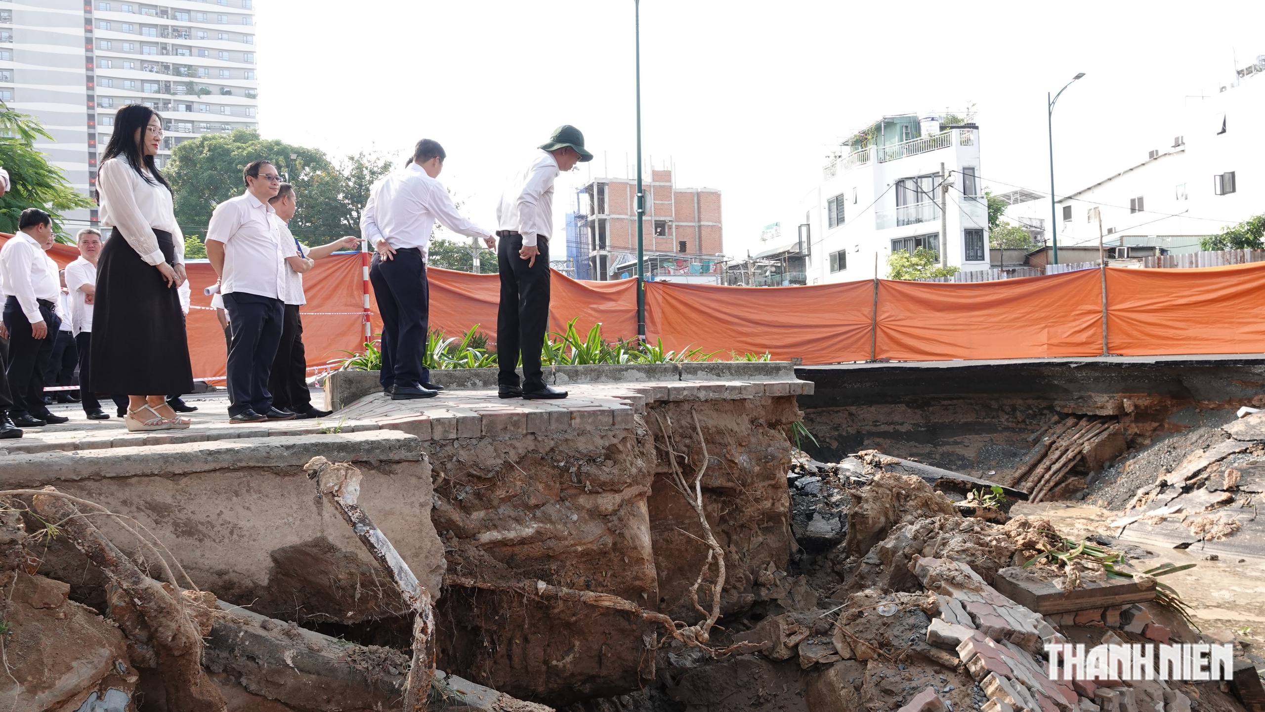 Kiểm tra bờ kênh Tàu Hủ sạt lở, lãnh đạo TP.HCM yêu cầu khắc phục khẩn cấp- Ảnh 2.