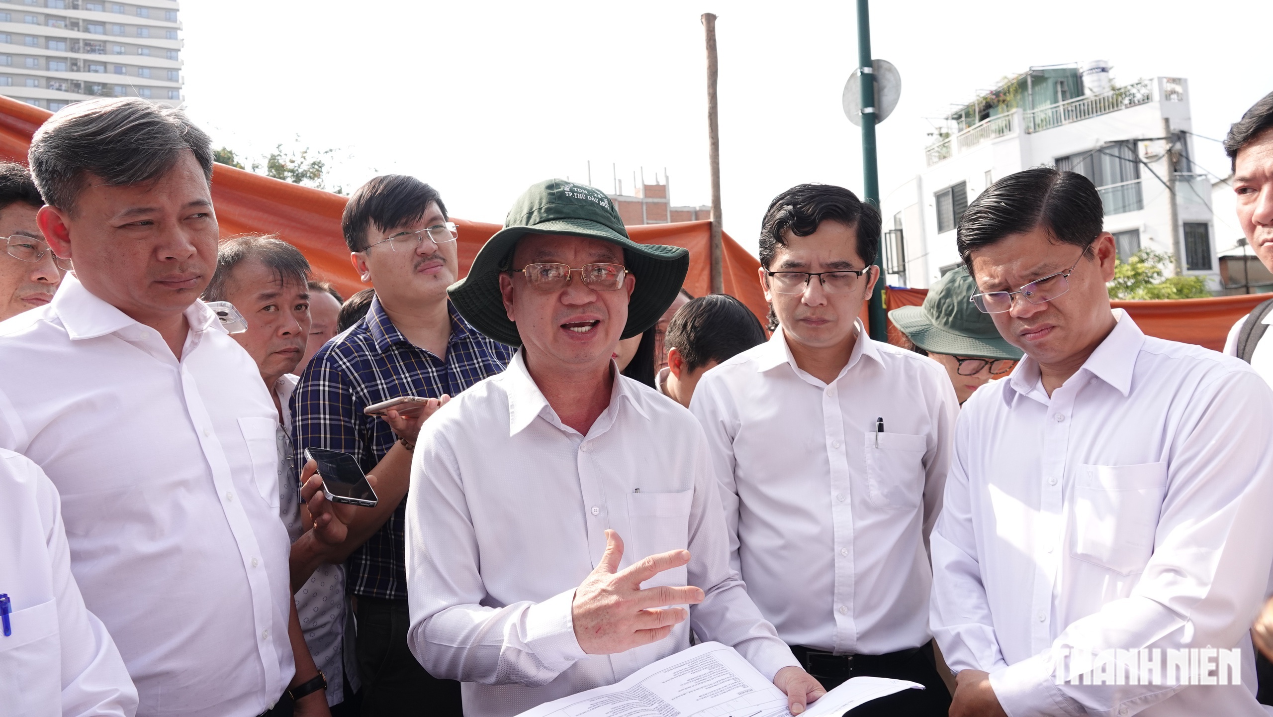 Kiểm tra bờ kênh Tàu Hủ sạt lở, lãnh đạo TP.HCM yêu cầu khắc phục khẩn cấp- Ảnh 3.