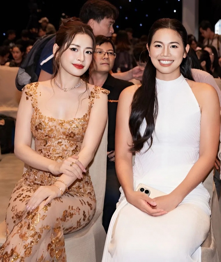 Ngồi cạnh Chi Pu, 'tiểu tiên cá' tự tin đọ sắc. Từ khi biết chăm chút cho vẻ ngoài, Ánh Viên được nhận xét ngày càng xinh đẹp.