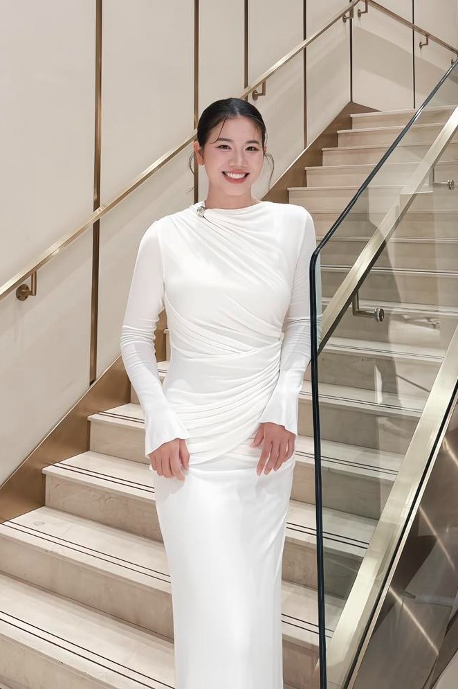 Sau khi giải nghệ, 'tiểu tiên cá' vài lần lấn sân showbiz. Cô tham dự một số sự kiện, ghi hình Running Man Vietnam mùa 3. Cô được nhận xét ngày càng khác lạ so với thời là 'nữ hoàng đường đua xanh'.