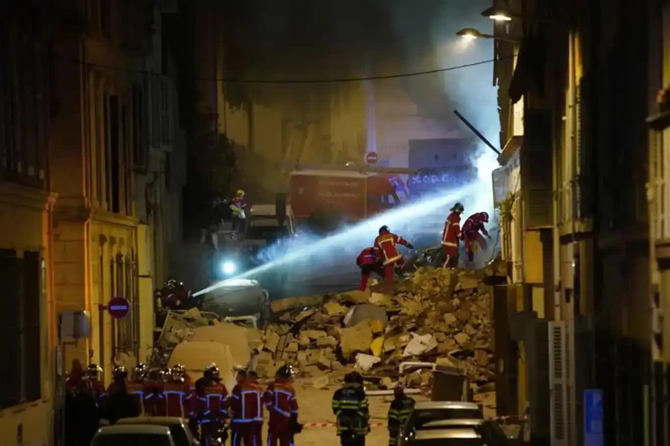 Đang hát mừng sinh nhật thì sàn nhà sập, 30 người rơi xuống đống đổ nát- Ảnh 2.