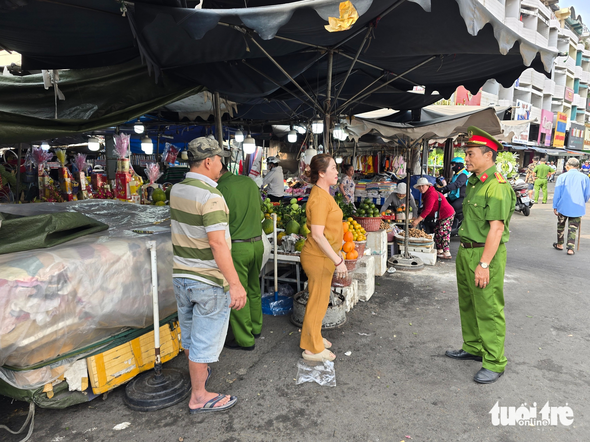 Xử lý vi phạm vỉa hè, lòng đường trước chợ Bà Chiểu, giao thông trở nên thông thoáng - Ảnh 6.