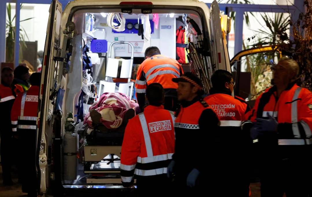 Hiện trường thảm họa tàu cao tốc tại Tây Ban Nha: 2 đoàn tàu biến dạng, hơn 100 người thương vong, có thể sẽ tìm thấy thêm nhiều thi thể- Ảnh 5.