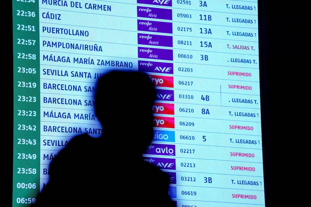 Hiện trường thảm họa tàu cao tốc tại Tây Ban Nha: 2 đoàn tàu biến dạng, hơn 100 người thương vong, có thể sẽ tìm thấy thêm nhiều thi thể- Ảnh 6.