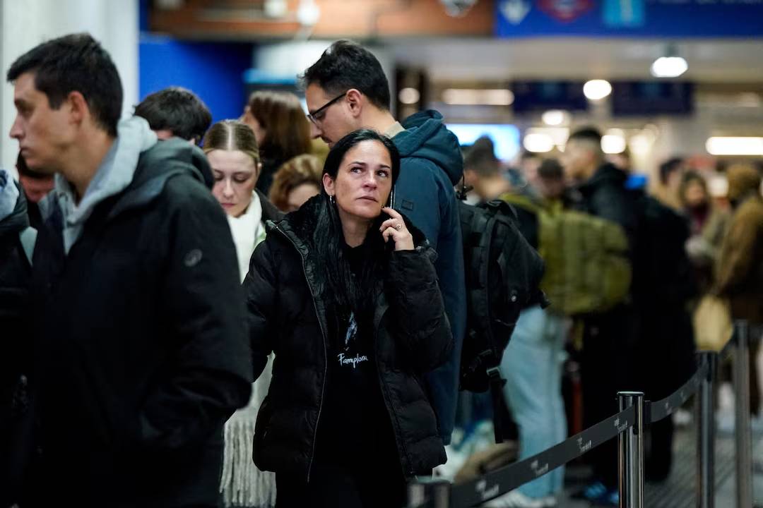 Hiện trường thảm họa tàu cao tốc tại Tây Ban Nha: 2 đoàn tàu biến dạng, hơn 100 người thương vong, có thể sẽ tìm thấy thêm nhiều thi thể- Ảnh 8.