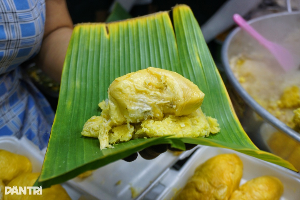 TPHCM: Xôi sầu riêng nguyên múi hơn 100.000 đồng, khách phải bốc số chờ mua - 2