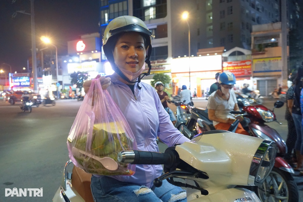 TPHCM: Xôi sầu riêng nguyên múi hơn 100.000 đồng, khách phải bốc số chờ mua - 3