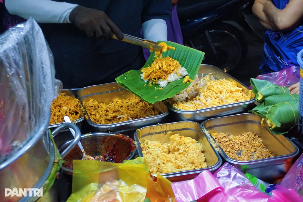 TPHCM: Xôi sầu riêng nguyên múi hơn 100.000 đồng, khách phải bốc số chờ mua - 4