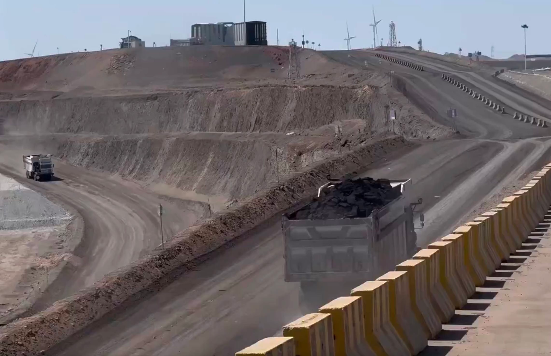 Phát hiện 91 xe tải Trung Quốc âm thầm chở 100 tấn hàng, di chuyển sát nhau, hoạt động xuyên đêm không cần ánh sáng ở mỏ lộ thiên với hơn 3 tỷ tấn kho báu- Ảnh 1.