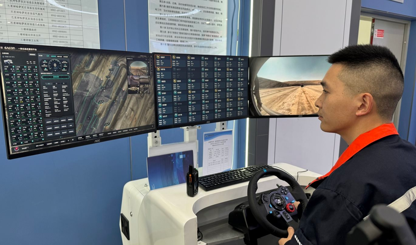 Phát hiện 91 xe tải Trung Quốc âm thầm chở 100 tấn hàng, di chuyển sát nhau, hoạt động xuyên đêm không cần ánh sáng ở mỏ lộ thiên với hơn 3 tỷ tấn kho báu- Ảnh 3.