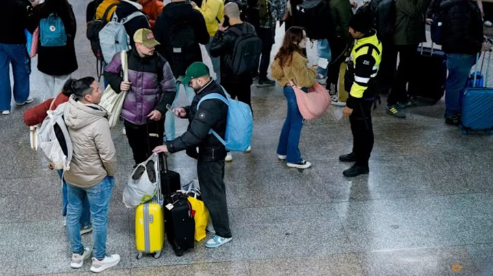 Hai tàu cao tốc đâm vào nhau ở Tây Ban Nha, ít nhất 21 người thiệt mạng- Ảnh 2.