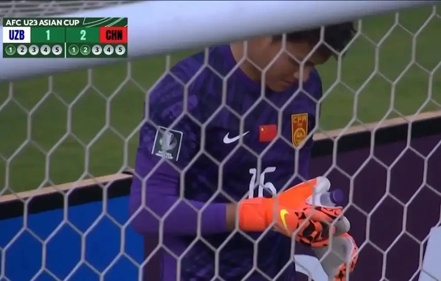 Li Hao cầm chai nước thật sự không có nội dung gì ghi trên chai. ẢNH: TÂN HOA XÃ trung-quoc-li-hao.jpg