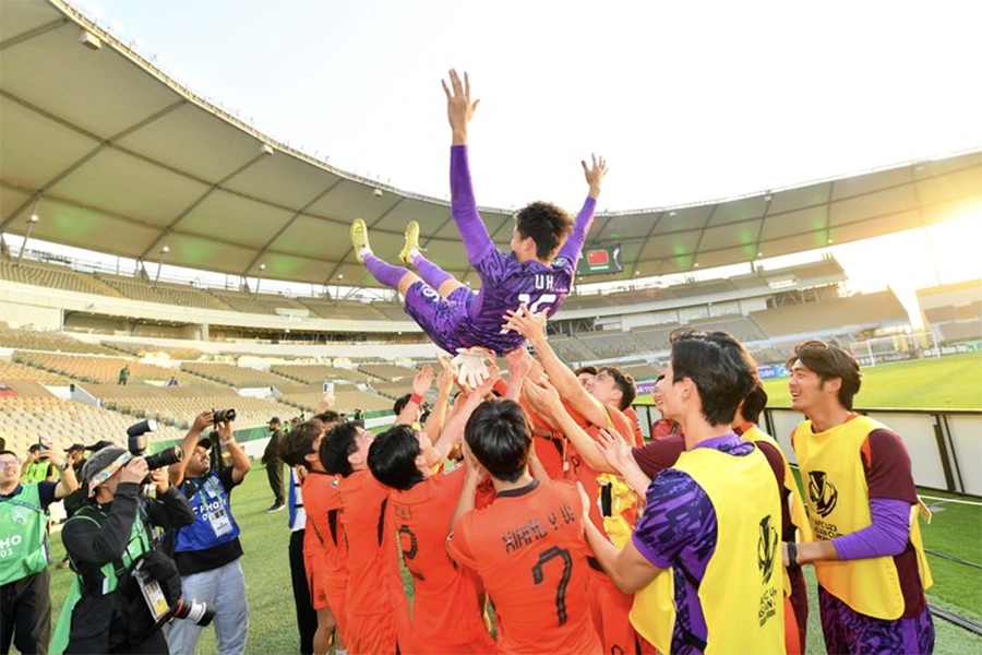 Li Hao được các đồng đội tung lên không trung. ẢNH: AFC li-hao-u-23-chau-a.png