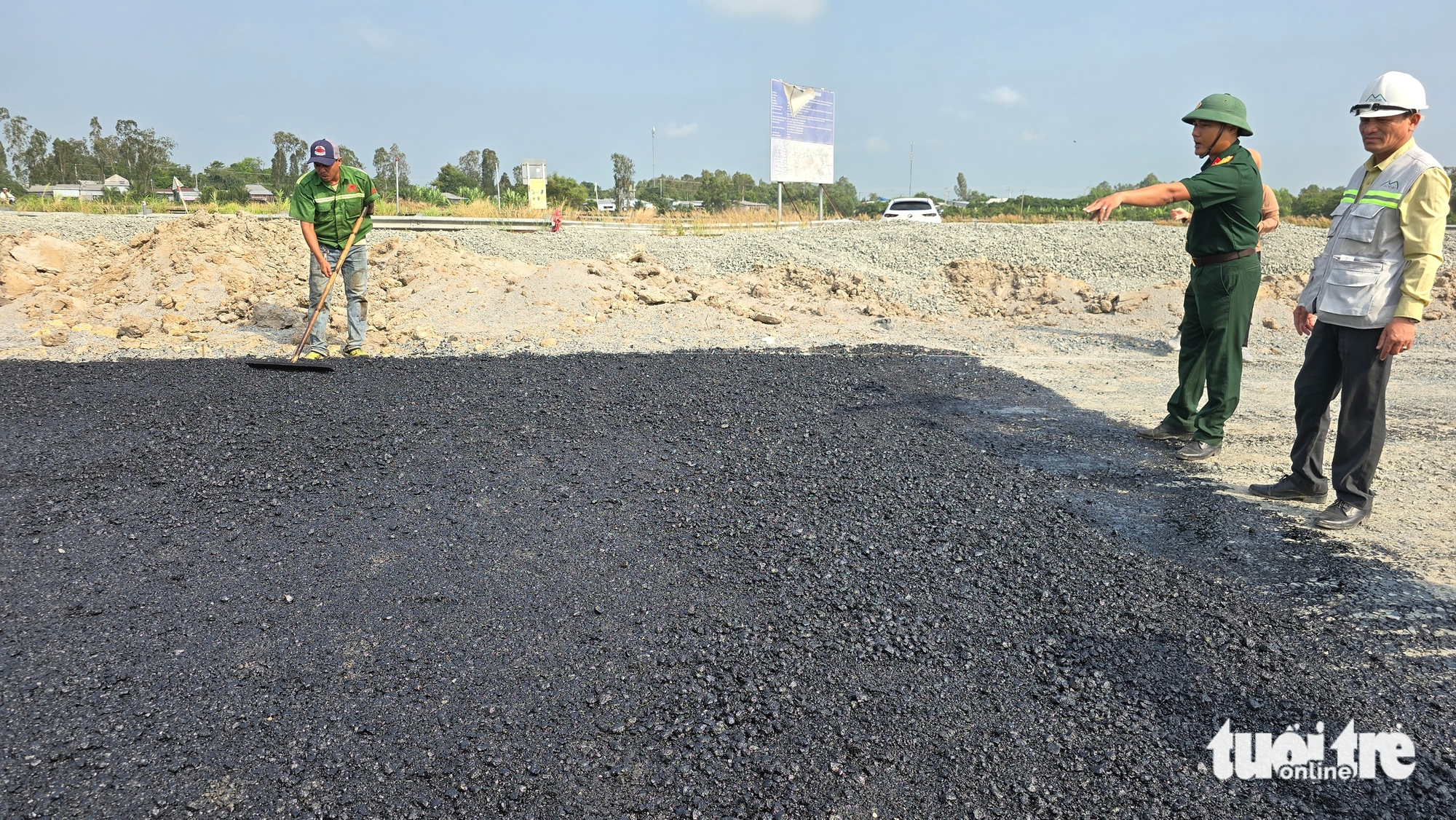 Đổ bê tông nhựa điểm đầu cao tốc ở An Giang chào mừng Đại hội XIV của Đảng - Ảnh 2.