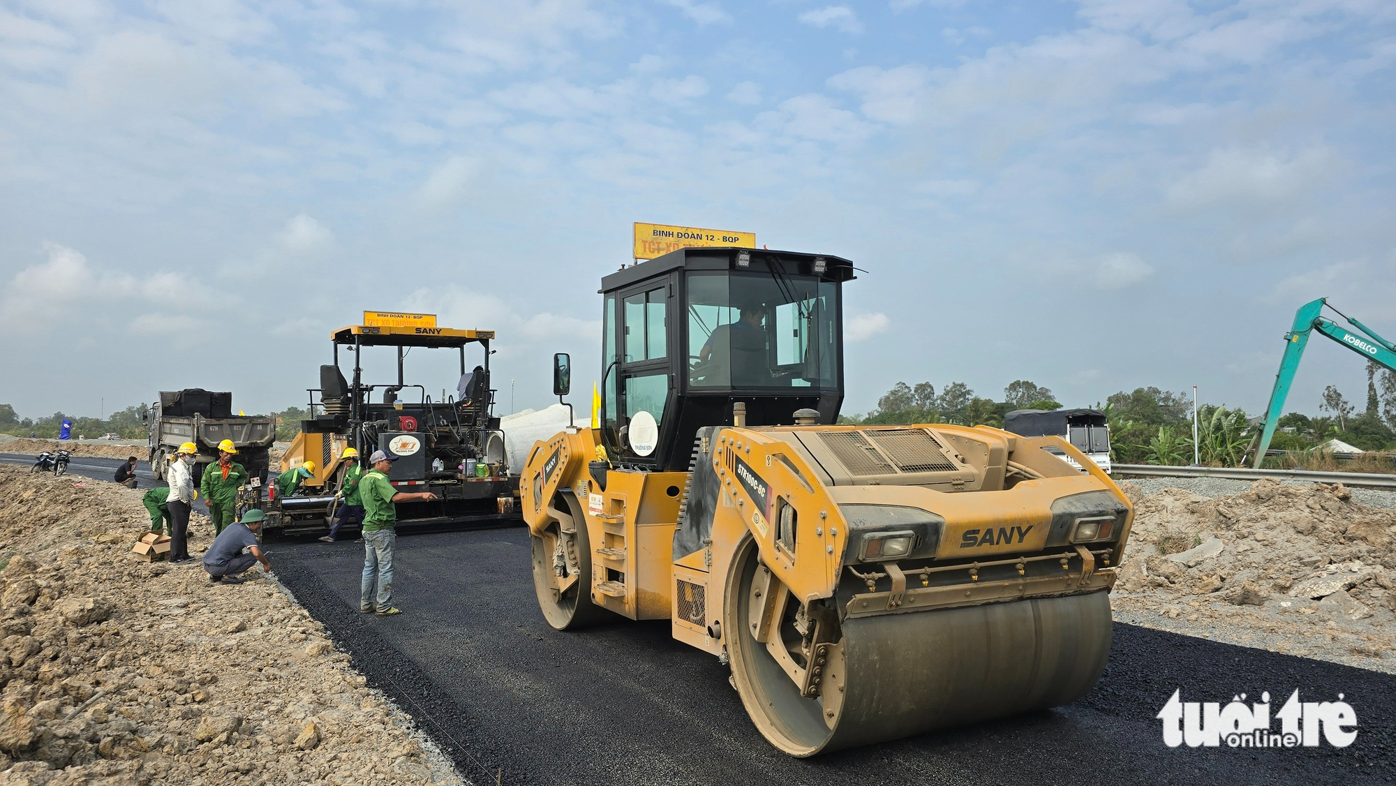 Đổ bê tông nhựa điểm đầu cao tốc ở An Giang để chào mừng Đại hội XIV của Đảng - Ảnh 4.