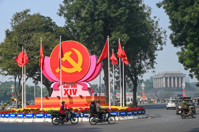 Trang hoàng trên đường phố Hà Nội chào mừng Đại hội Đảng XIV. Ảnh: Giang Huy