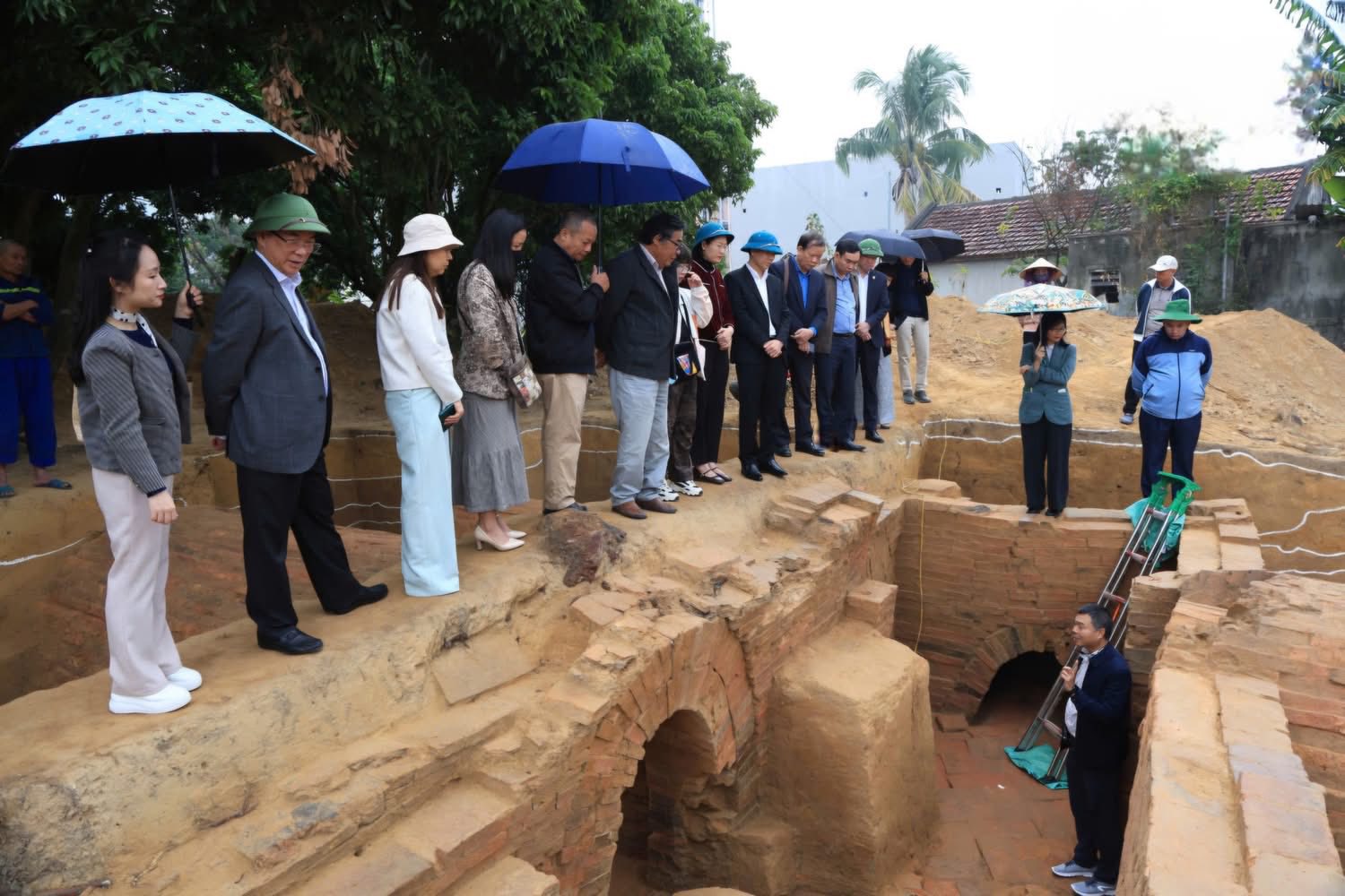 Một phát hiện dưới gò đất ở Quảng Ninh khiến giới khảo cổ phải khai quật khẩn cấp: Dấu tích gần 2.000 năm tuổi cùng loạt di vật bất ngờ- Ảnh 2.