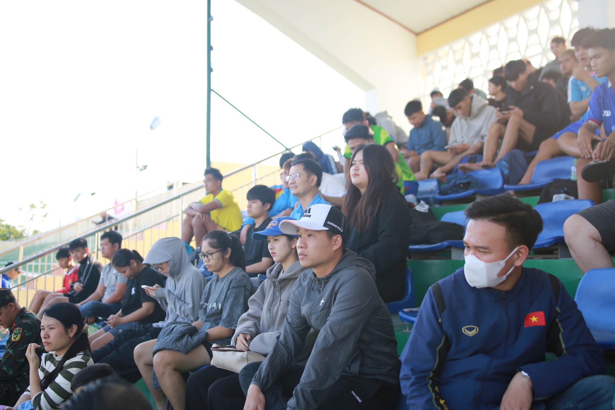 Đến sân sớm cổ vũ bạn trai đá bóng, cô gái chỉ mong không chấn thương- Ảnh 3.