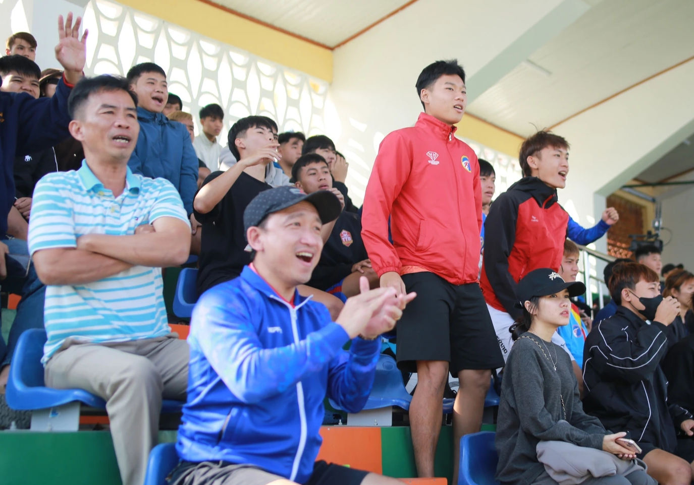 Đến sân sớm cổ vũ bạn trai đá bóng, cô gái chỉ mong không chấn thương- Ảnh 2.