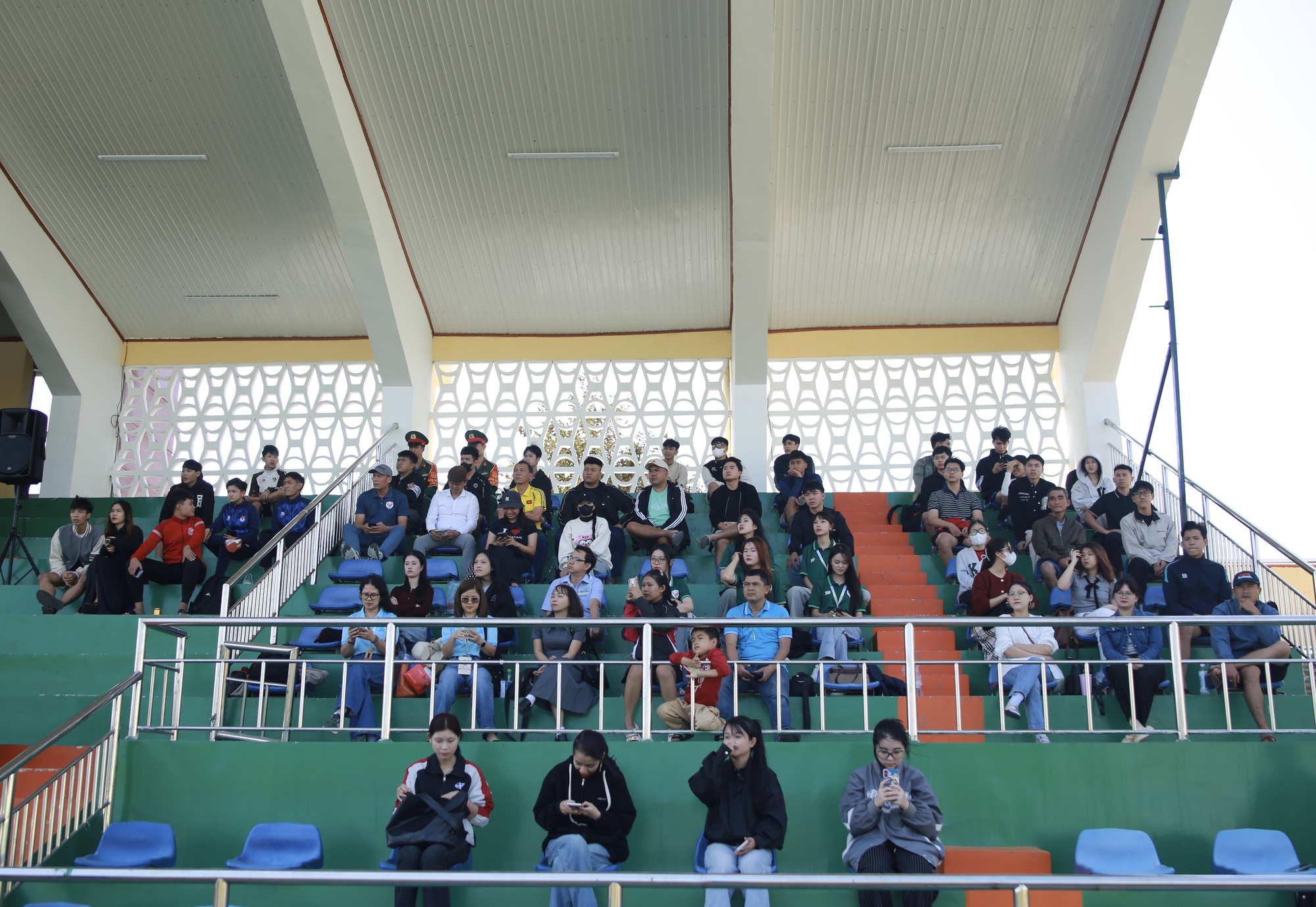 Đến sân sớm cổ vũ bạn trai đá bóng, cô gái chỉ mong không chấn thương- Ảnh 4.