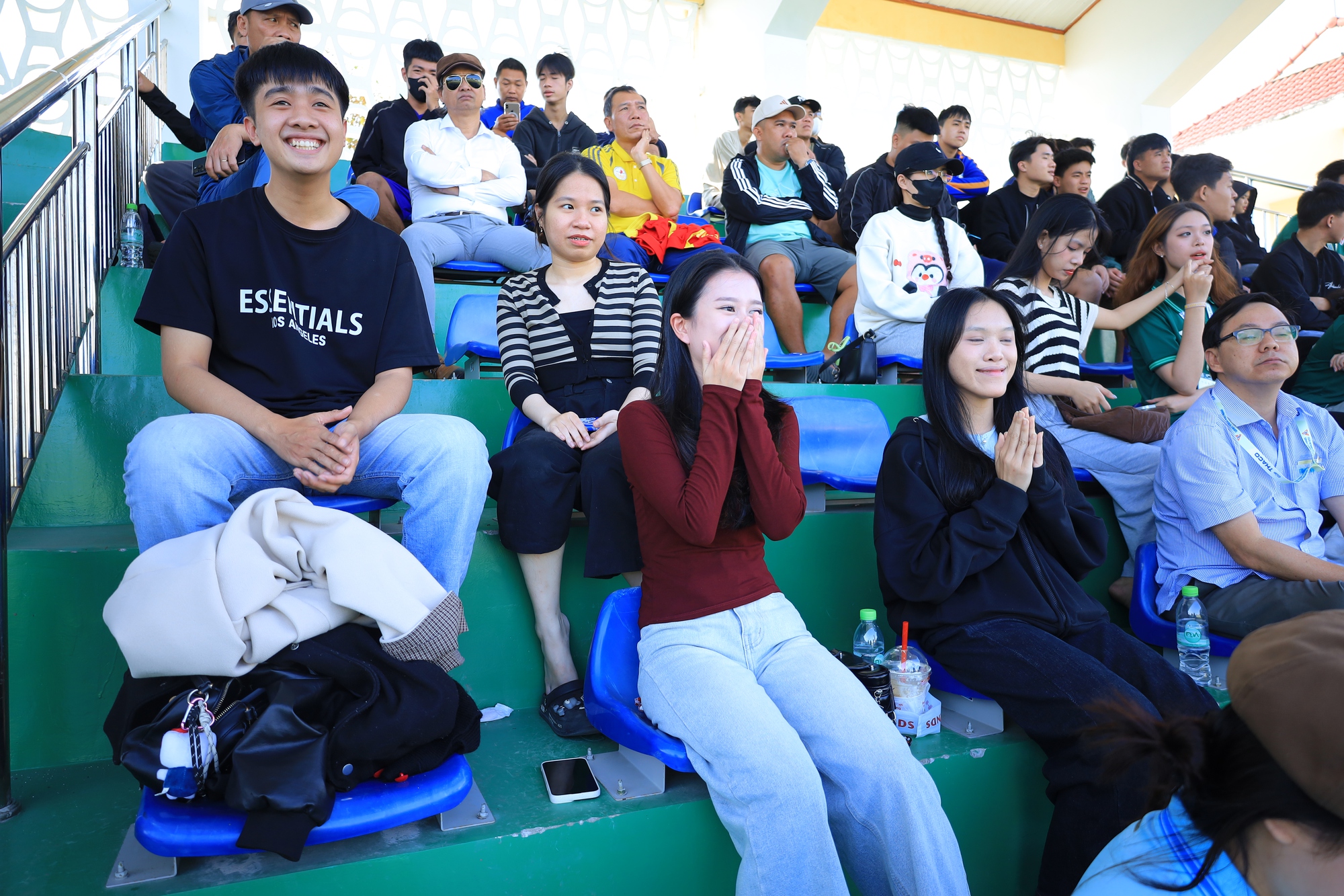 Đến sân sớm cổ vũ bạn trai đá bóng, cô gái chỉ mong không chấn thương- Ảnh 5.