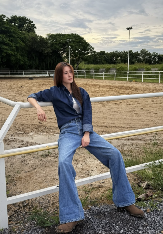 Phối đồ denim đồng điệu cho phong cách thời thượng mỗi ngày- Ảnh 4.